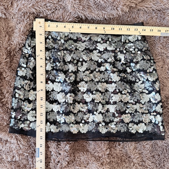 Forever 21 Silver sequin shimmer mini skirt - Picture 4 of 9